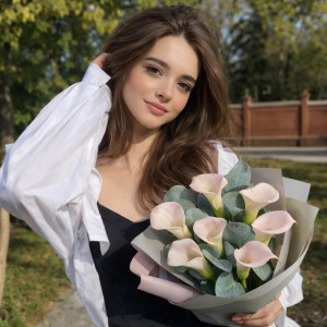 7 нежных калл с эвкалиптом